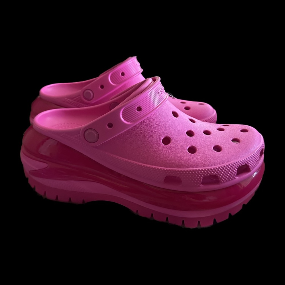 NWT CROCS MEGA CRUSH CLOGS W10/M8 JUICE